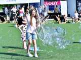 [WIDEO/FOTO] Tysiące baniek, mydlana wyspa i mnóstwo dobrej zabawy. Trwa 8. Mydlany Park Festiwal w Żarowie
