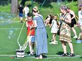 [WIDEO/FOTO] Tysiące baniek, mydlana wyspa i mnóstwo dobrej zabawy. Trwa 8. Mydlany Park Festiwal w Żarowie