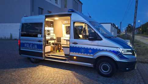 [FOTO] Spragniony pies przerwał kontrolę drogową – interwencja z sercem