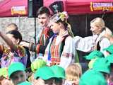 [WIDEO/FOTO] Występy zagranicznych zespołów podczas Śniadania na Trawie w Forcie Gaj. Ruszył 33. Międzynarodowy Festiwal Folkloru