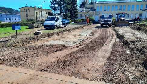 Trwa modernizacja terenu przed przedszkolem w Czarnym Borze