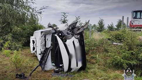 [FOTO] Dostawczakiem wypadł z drogi w Nowym Julianowie. Tłumaczył, że przysnął za kierownicą