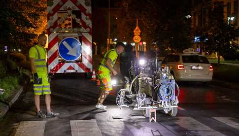 [FOTO] Trwa odnowa oznakowania poziomego. Do prac wykorzystane będzie 5 tirów specjalnej farby