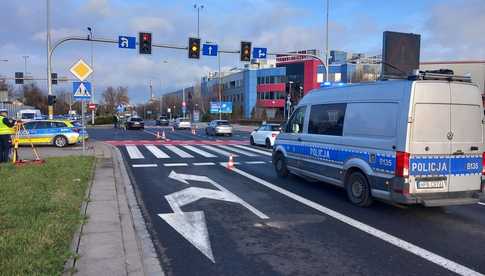 Tragiczne zdarzenie na ul. Klecińskiej. Pod kołami samochodu zginął starszy mężczyzna