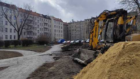 [FOTO] Ruszyły prace na jednym z ołbińskich podwórek. W ciągu najbliższych kilku lat zmieni się nie do poznania