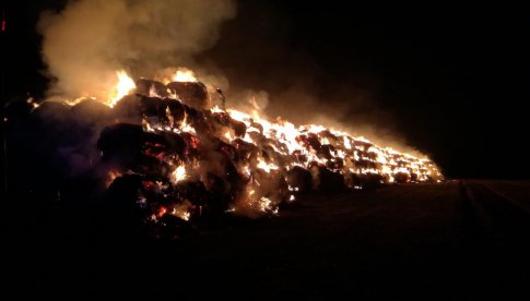 Pożar ogromnych stert słomy w Grochowiskach