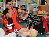 Przedszkolaki uczą się pierwszej pomocy