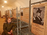 Jedna z sal sypialnych, w których więziono polskich oficerów. Na każdym z łóżek są biogramy z sylwetkami oficerów więzionych w Srebrnej Górze.