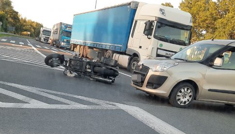 Zderzenie osobówki i motocykla na skrzyżowaniu Legnickiej i k8