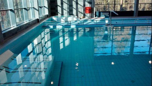 Po raz pierwszy uczniowie uczą się pływać na basenie w Ząbkowicach Śląskich
