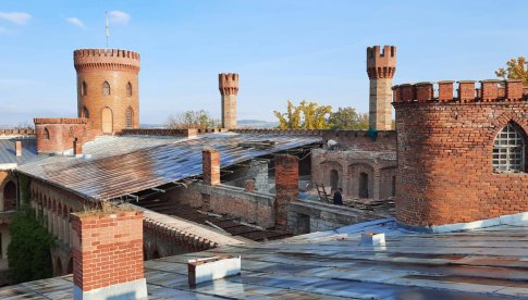 Rozpoczął się kolejny etap remontu dachu w pałacu w Kamieńcu Ząbkowickim