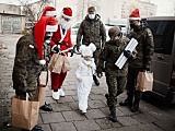 Mikołaje w mundurach pojawili się we wrocławskich Domach Dziecka