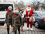 Mikołaje w mundurach pojawili się we wrocławskich Domach Dziecka