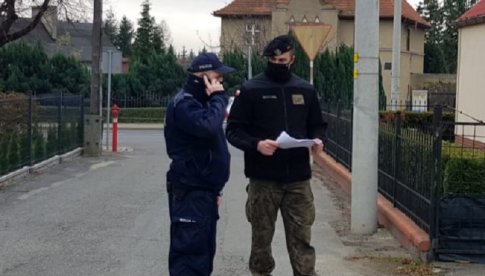 Ząbkowiccy policjanci i żołnierze WOT kontrolują osoby objęte kwarantanną
