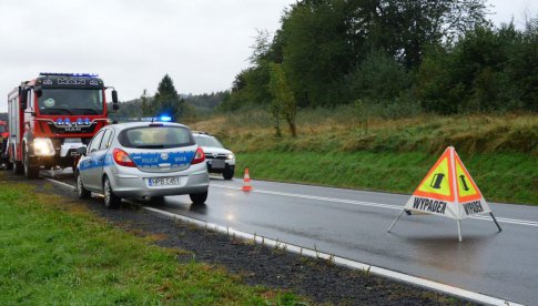 Zderzenie dwóch osobówek na skrzyżowaniu k46 i zjazdu na Mąkolno