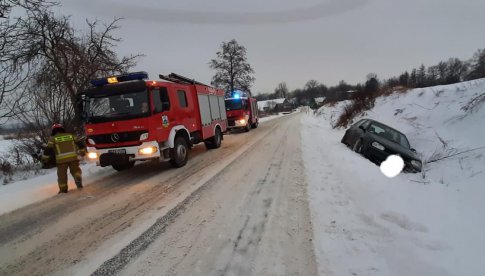 Osobówka wpadła do rowu na trasie Brukalice - Wadochowice