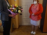 Burmistrz Złotego Stoku wręczyła kwiaty pracownikom służby zdrowia