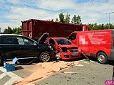Wypadek trzech aut na skrzyżowaniu ósemki i Legnickiej