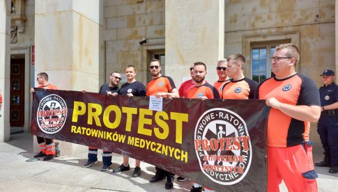 Ząbkowiccy ratownicy medyczni protestują we Wrocławiu 