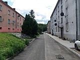 Bloki w Szklarach Hucie z nowymi chodnikami, placem i drogą