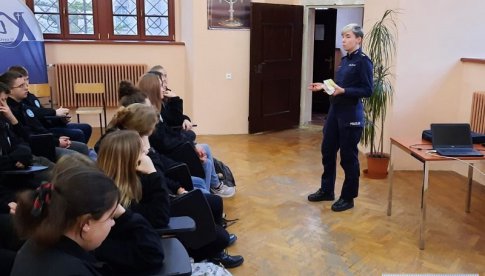 Policjanci w klasztornych murach rozmawiali z młodzieżą o prawie i odpowiedzialności