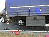 Osobówka uderzyła w ciężarówkę na ósemce przed Szklarami
