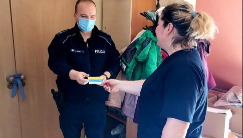 Ząbkowiccy policjanci pomagają uchodźcom i przestrzegają przed oszustami
