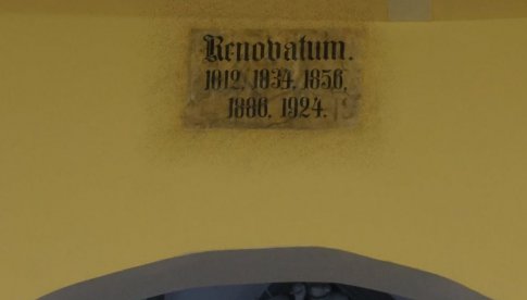 [FOTO] Odkryto starą tablicę podczas remontu kościoła w Złotym Stoku