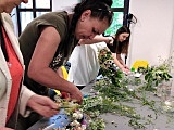 [FOTO] Tworzyły wianki świętojańskie podczas warsztatów florystycznych w Ziębicach