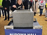 Wmurowanie kamienia węgielnego pod budowaną halę sportowo-widowiskową w Ziębicach 