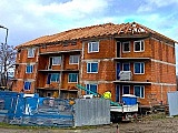 Postępują pracy przy budowie budynku wielorodzinnego w Kamieńcu Ząbkowickim