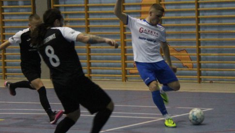  Nauczyciele wdrapują się na pierwsze miejsce w Ząbkowickiej Lidze Futsalu!