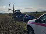 Traktor uszkodził słup energetyczny w okolicach Topoli