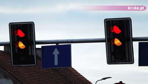 Trwa policyjna akcja STOP. Czerwone światło. Jakie mandaty grożą za przejazd lub przejście na czerwonym?