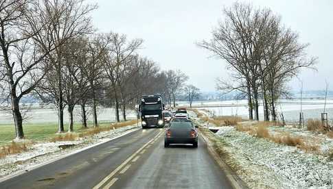 Temperatura spadła poniżej zera, spadło trochę śniegu i już utrudnienia na drogach. Kierowcy przed Kluczową i Ciepłowodami