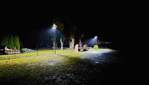 Przy cmentarzu w Brzeźnicy zamontowane zostały lampy solarne