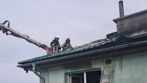 [FOTO] Płonął dom jednorodzinny w Ziębicach. Akcja gaśnicza trwała 3 godziny