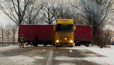 Zderzenie pojazdu ciężarowego z bmw. Powodem warunki atmosferyczne