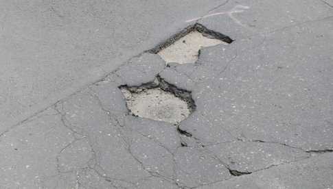 Dziura na dziurze na drogach. Zarząd Dróg Powiatowych wyjaśnia 
