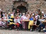 [WIDEO/FOTO] Szykowne stroje, pochód, tańce i swojskie jadło. Biesiada Historyczna na ząbkowickim Zamku
