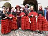 [WIDEO/FOTO] Szykowne stroje, pochód, tańce i swojskie jadło. Biesiada Historyczna na ząbkowickim Zamku