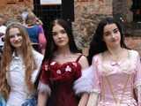 [WIDEO/FOTO] Szykowne stroje, pochód, tańce i swojskie jadło. Biesiada Historyczna na ząbkowickim Zamku