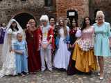 [WIDEO/FOTO] Szykowne stroje, pochód, tańce i swojskie jadło. Biesiada Historyczna na ząbkowickim Zamku