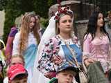 [WIDEO/FOTO] Szykowne stroje, pochód, tańce i swojskie jadło. Biesiada Historyczna na ząbkowickim Zamku