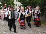 [WIDEO/FOTO] Szykowne stroje, pochód, tańce i swojskie jadło. Biesiada Historyczna na ząbkowickim Zamku