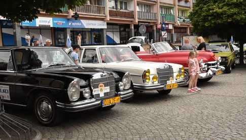 [FOTO] Zabytkowe pojazdy zawitały na ząbkowicki rynek w ostatni dzień rajdu Tylko dla Zuchwałych