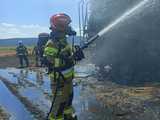 [FOTO] Pożar kombajnu oraz ścierniska w Budzowie