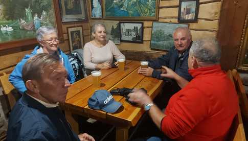 [FOTO] Kamieniecki Klub Seniora odwiedził Zamek Sarny i zakończył sezon tradycyjnym posiłkiem pstrąga