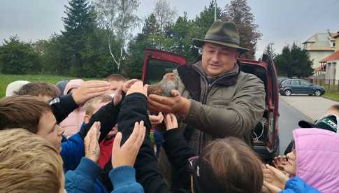 [FOTO] Uczniowie Szkoły Podstawowej im. Adama Mickiewicza w Ciepłowodach wypuścili na wolność kuropatwy 