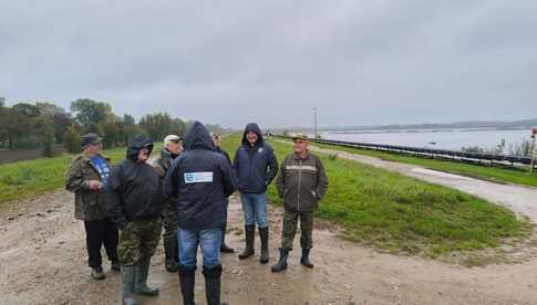 [FOTO] Kamieniec Ząbkowicki w walce o normalność – dezynfekcja cmentarza, porządkowanie miasta i wsparcie po powodzi